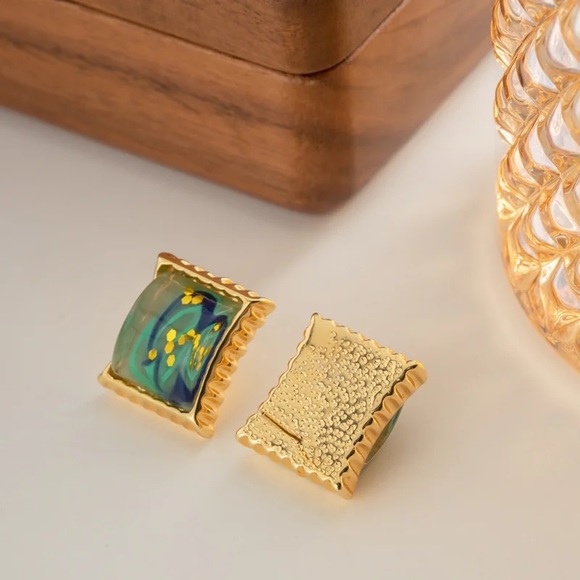 ◾️18k Gold Plated Vintage Green Square Dangle Earrings - Picture 6 of 7